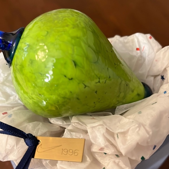 Nike card signed by Phil Knight and Xmas ornament, circa 1996, Sports Memorabili - Picture 2 of 11